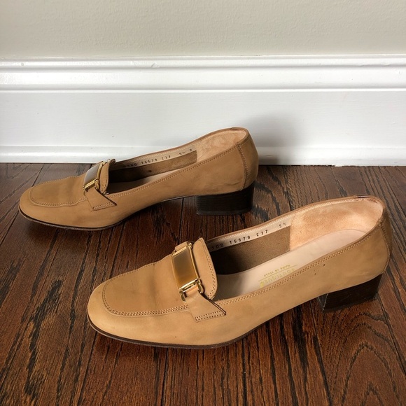 Salvatore Ferragamo Women’s 5.5 Tan Suede Genuine Leather 1.25” Heel Pumps - GUC - Picture 3 of 11